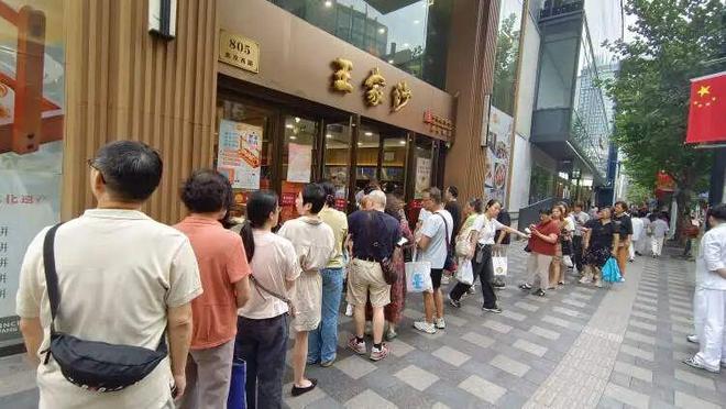 时凌晨三点就来！城隍庙开出“爷青回”市集CQ9电子专用平台为这口上海有人排队6小(图6)