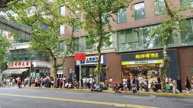 时凌晨三点就来！城隍庙开出“爷青回”市集CQ9电子专用平台为这口上海有人排队6小(图17)