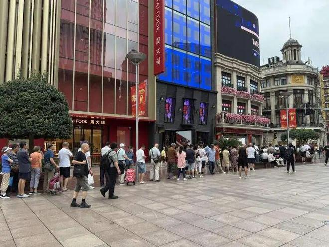 时凌晨三点就来！城隍庙开出“爷青回”市集CQ9电子专用平台为这口上海有人排队6小(图19)